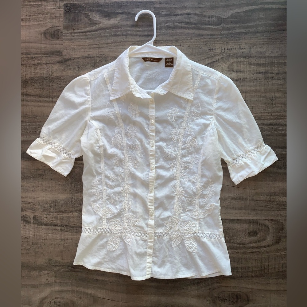 Woman’s Freshwear Off-White Lavender Collared Top